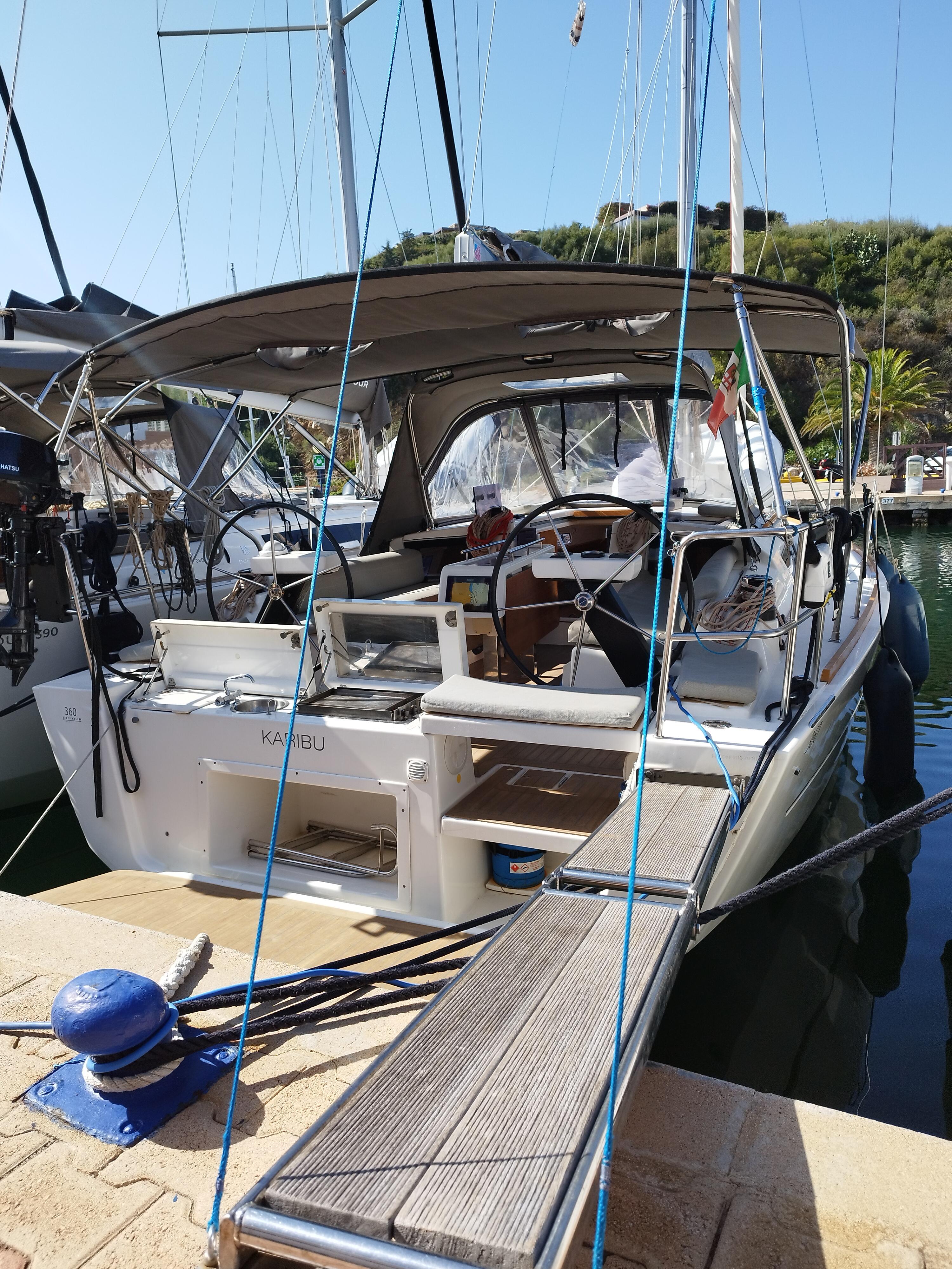 Sailing yacht 