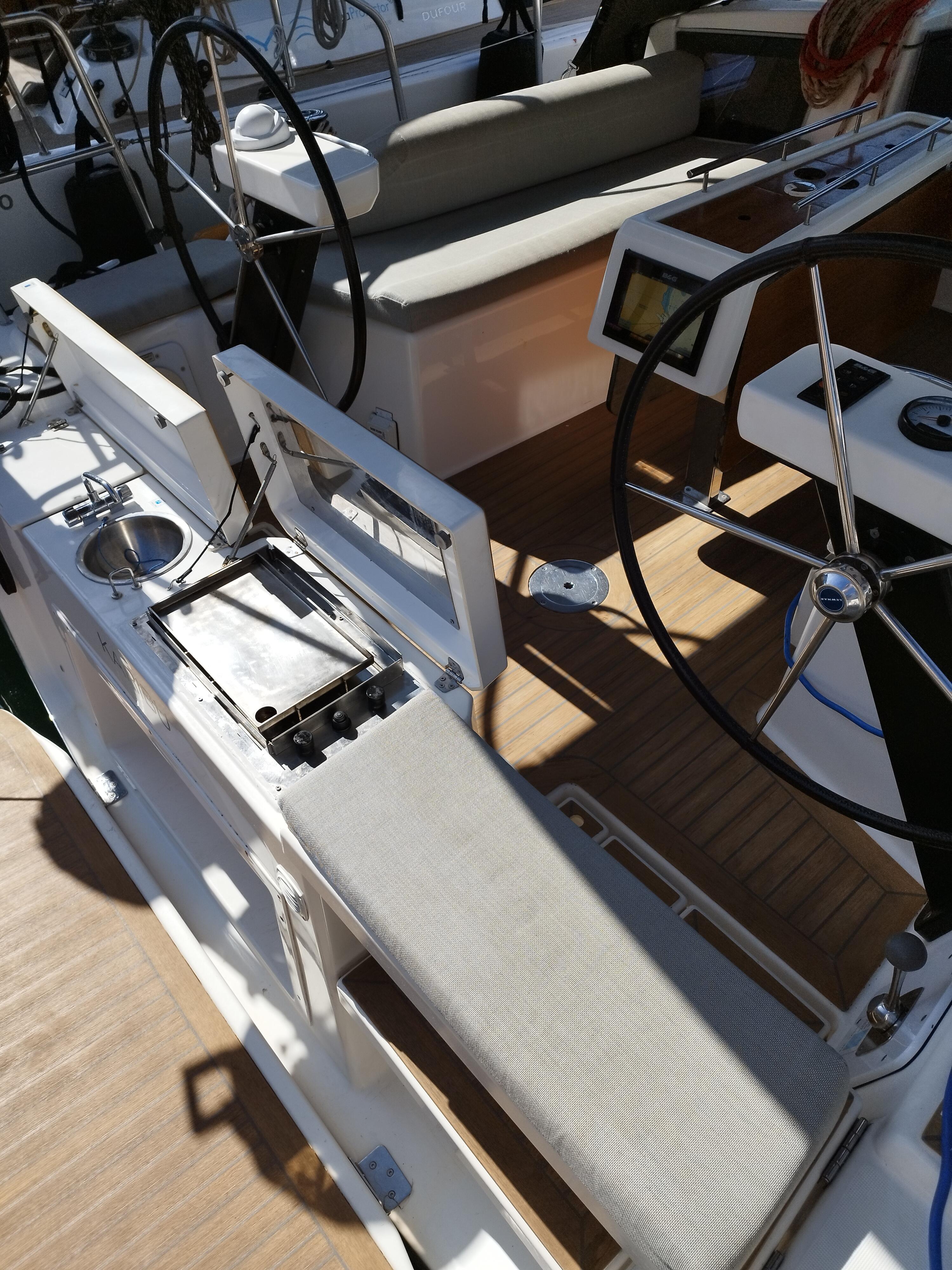 Sailing yacht 