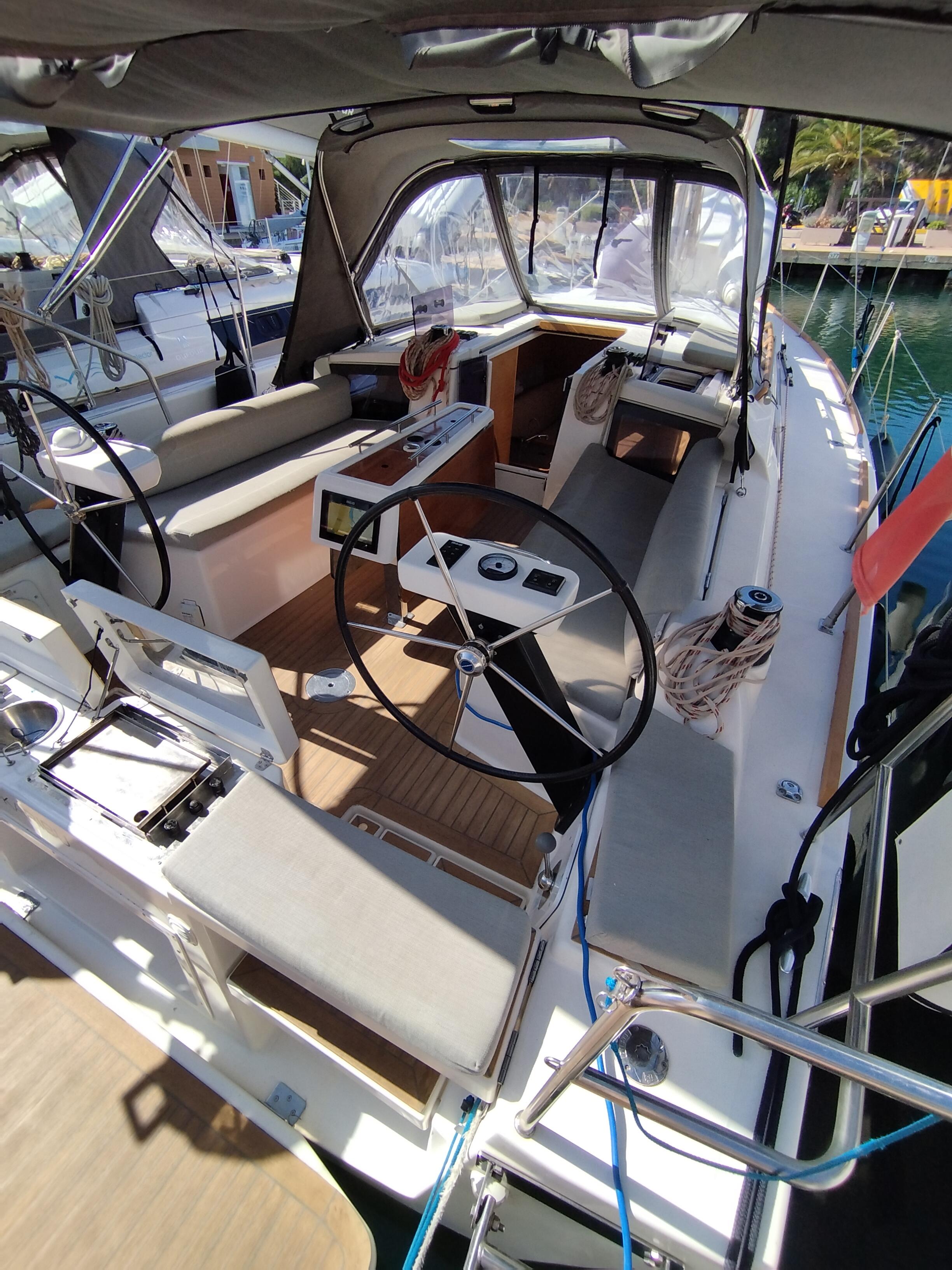 Sailing yacht 