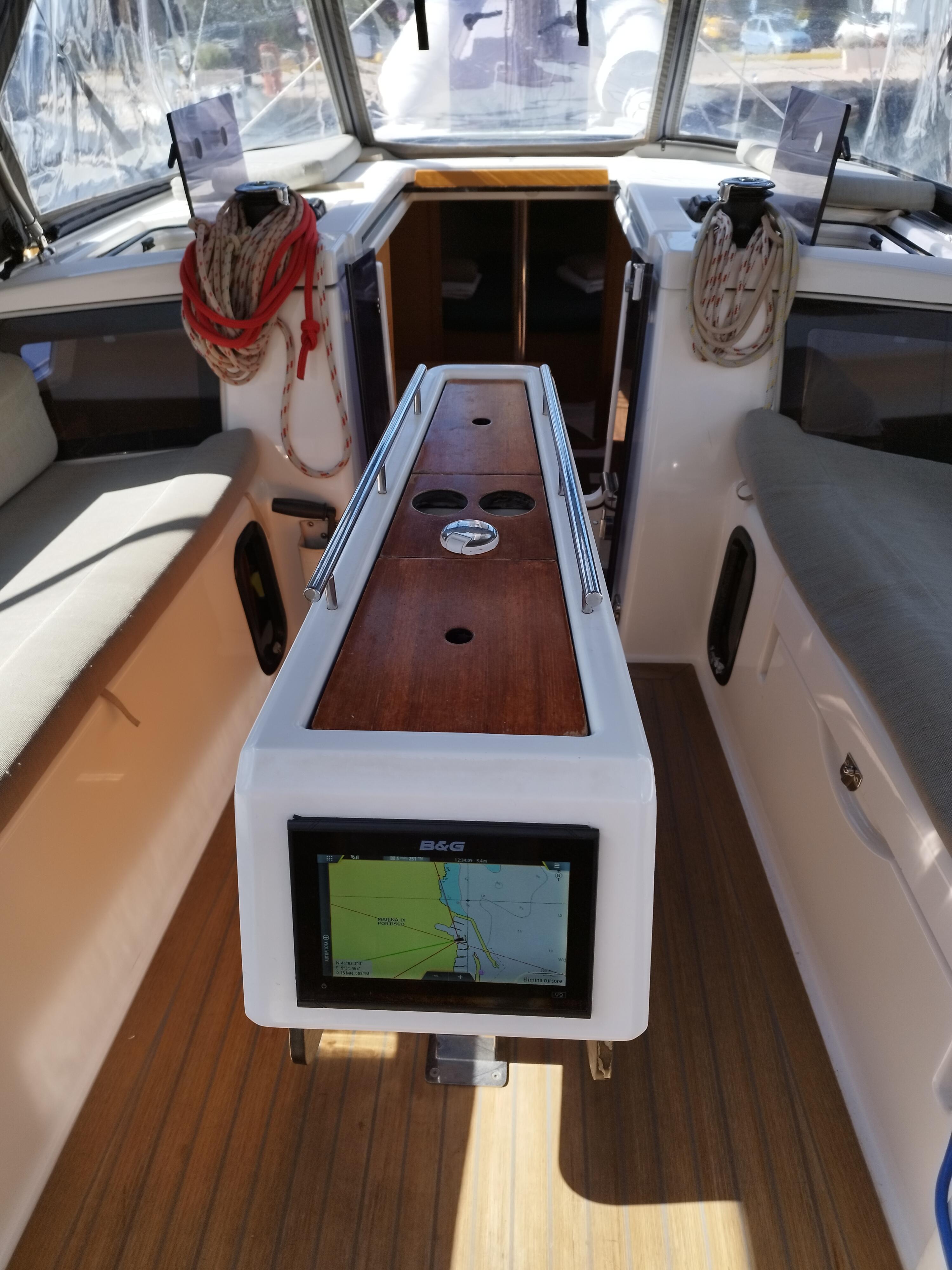 Sailing yacht 