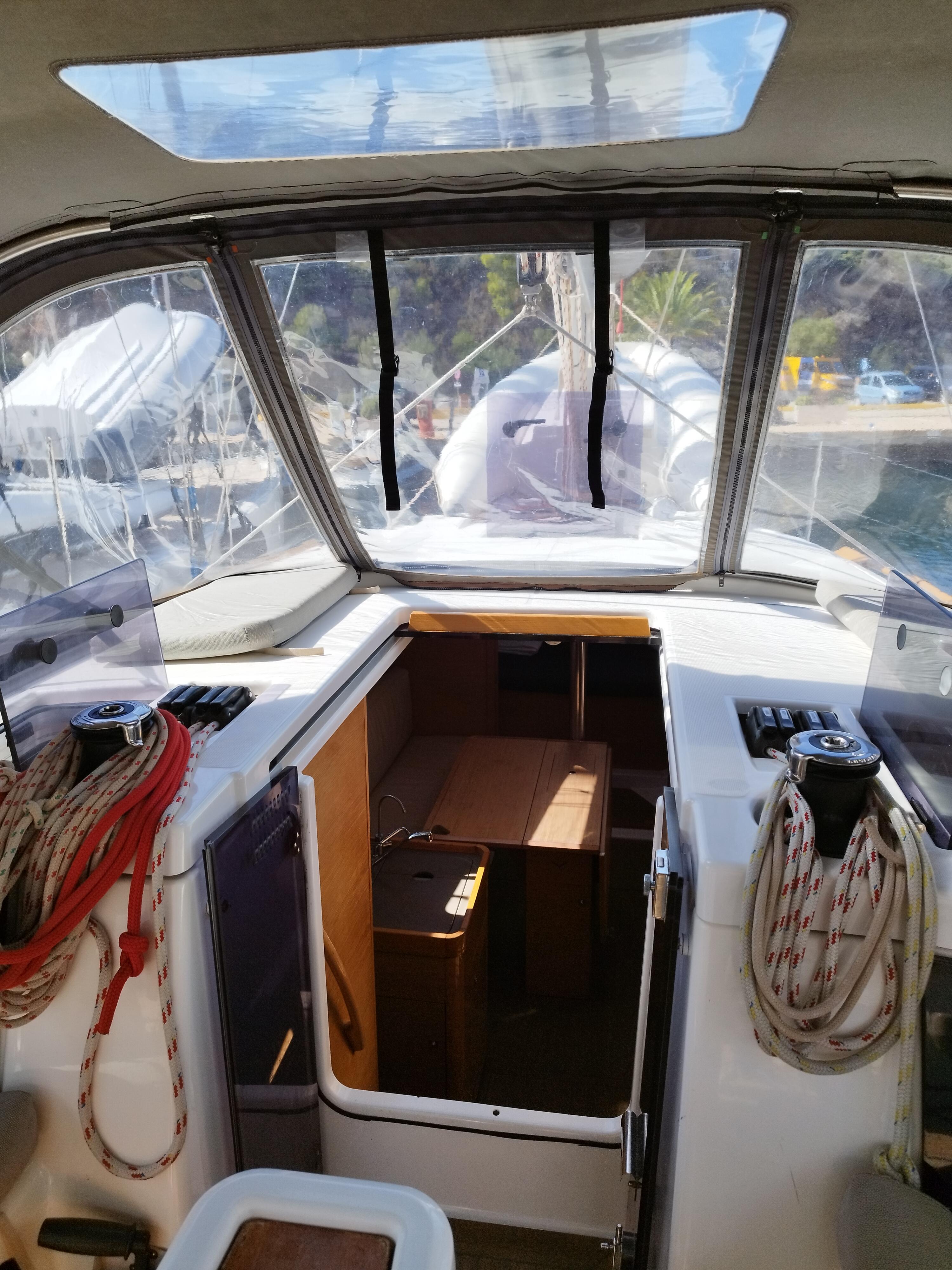 Sailing yacht 