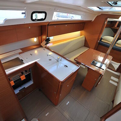 Sailing yacht 