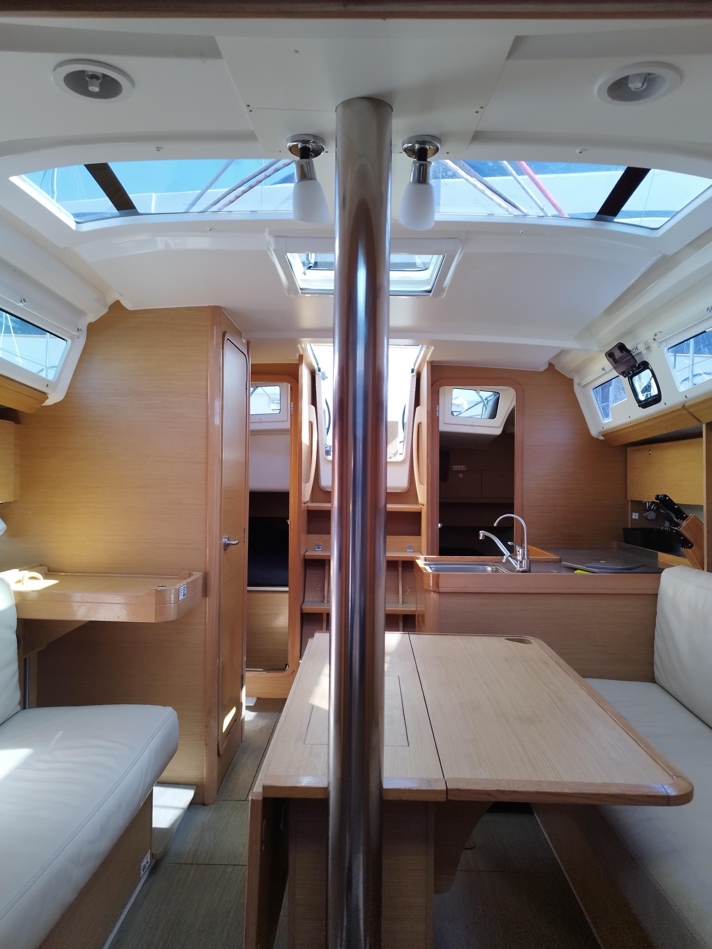Sailing yacht 