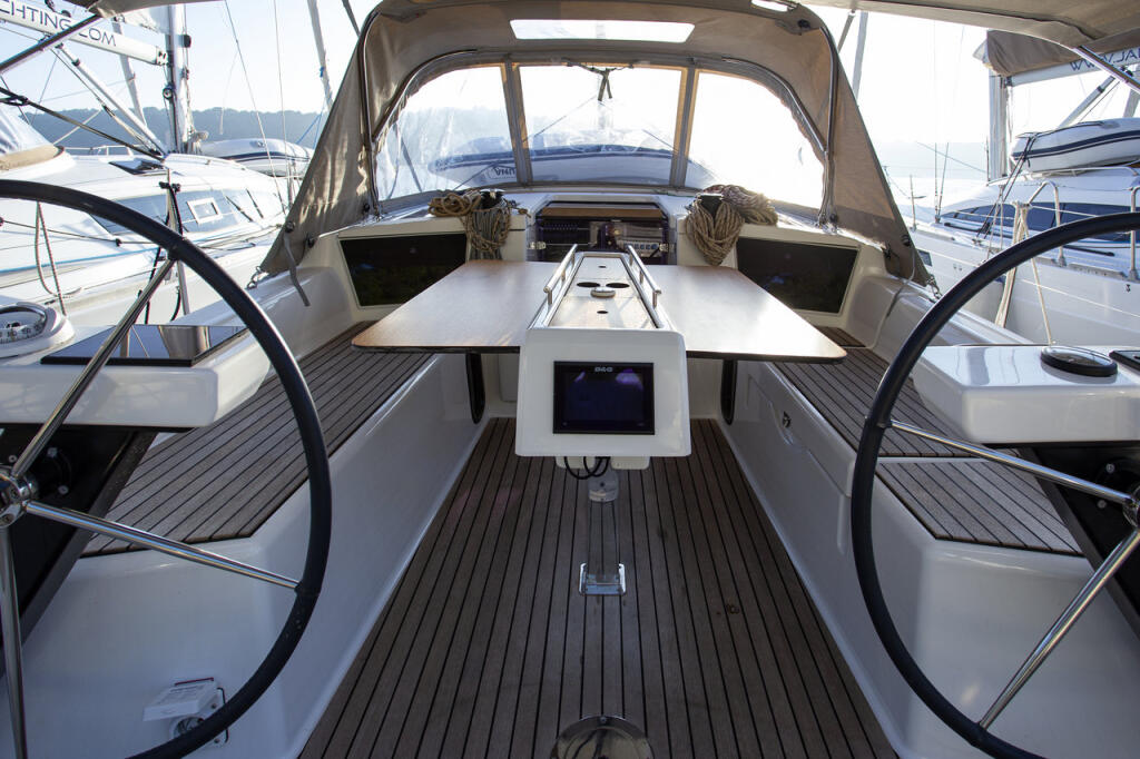 Sailing yacht 