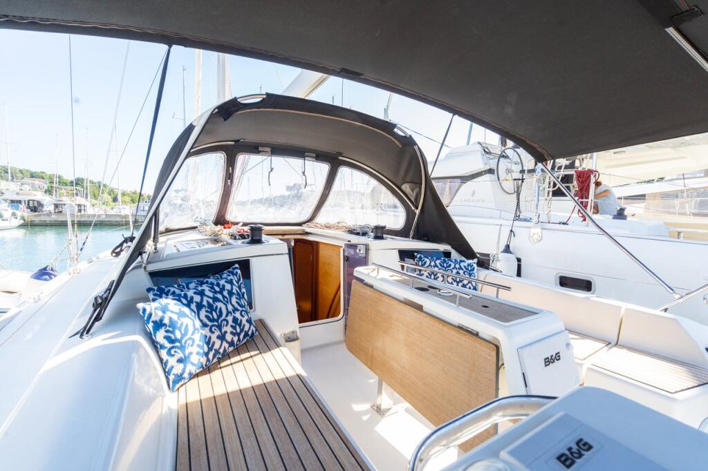 Sailing yacht 