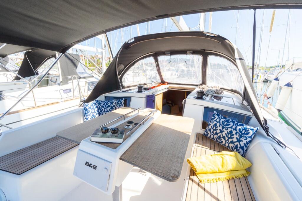 Sailing yacht 