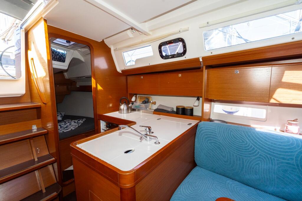 Sailing yacht 