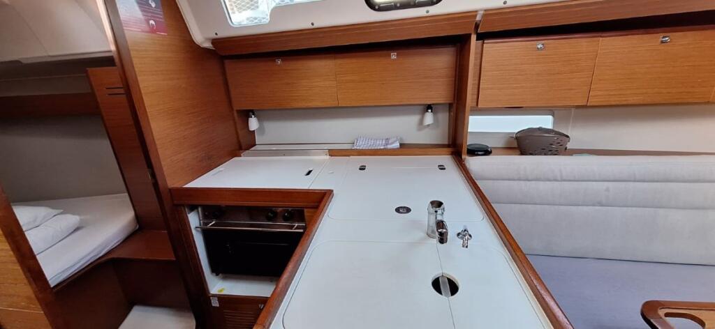 Sailing yacht 