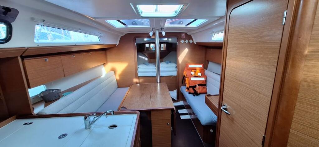 Sailing yacht 