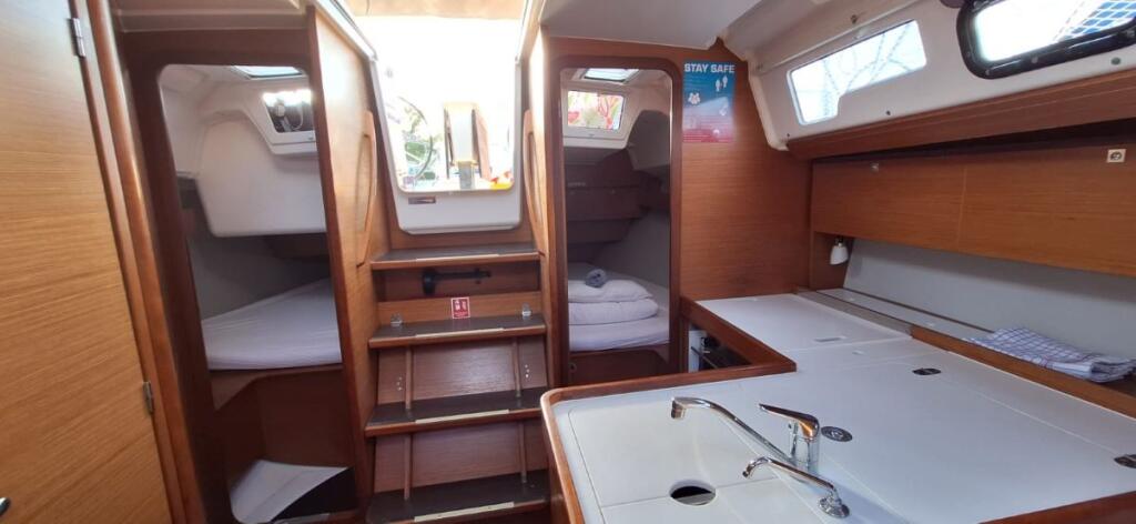 Sailing yacht 