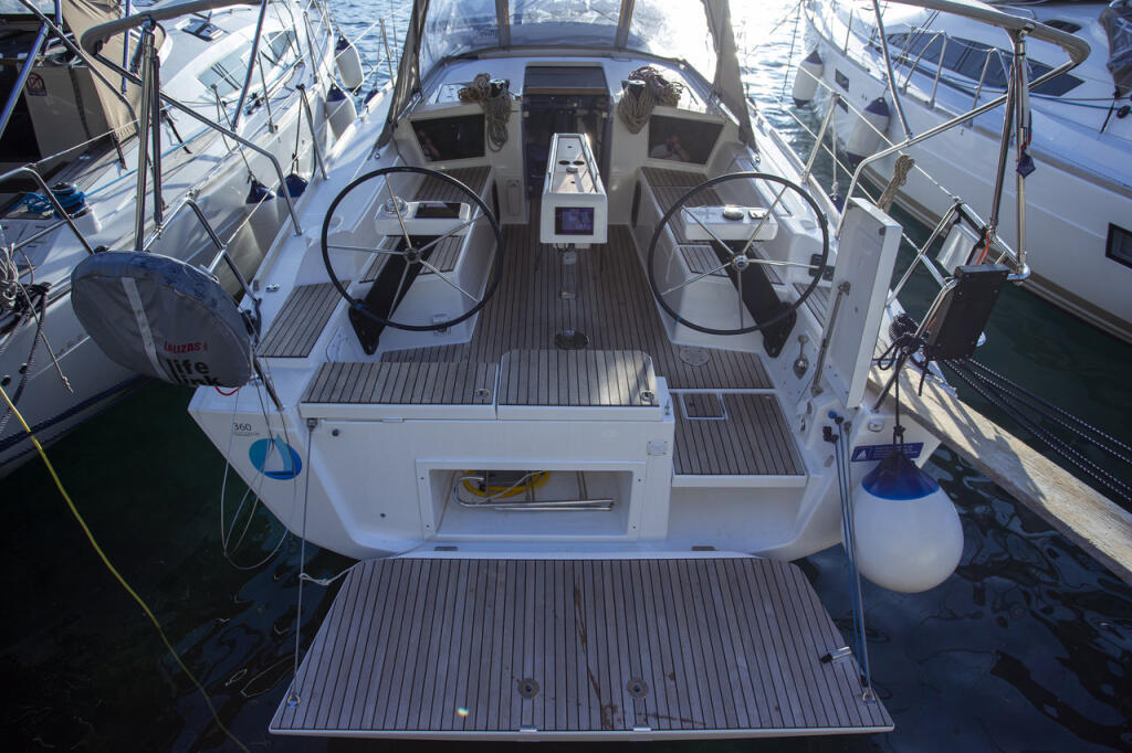 Sailing yacht 