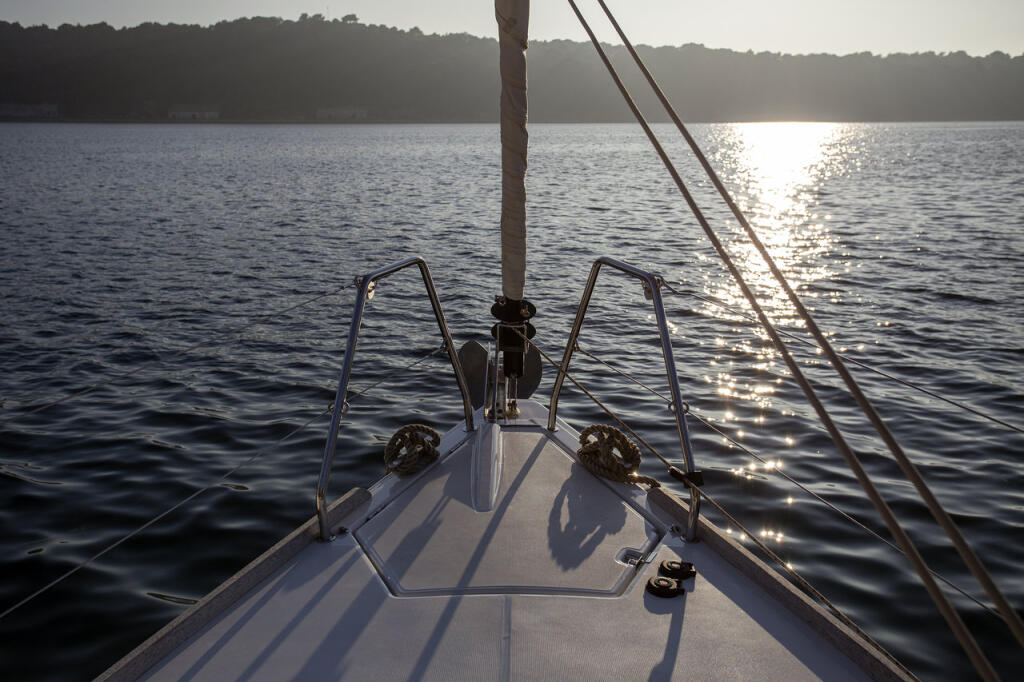 Sailing yacht 