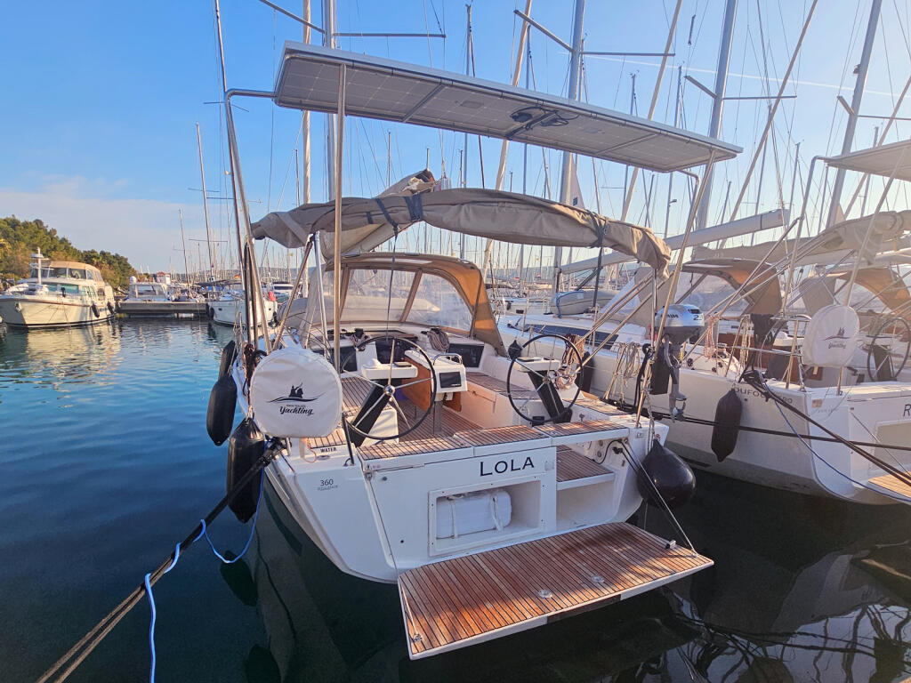 Sailing yacht 