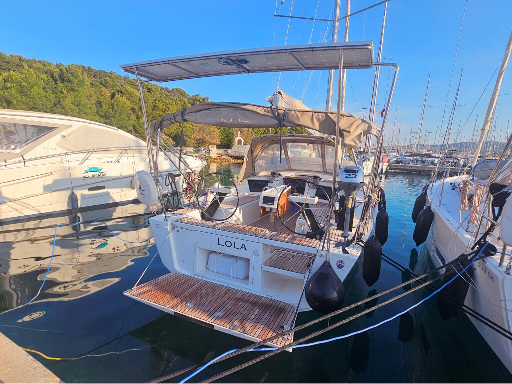 Sailing yacht 