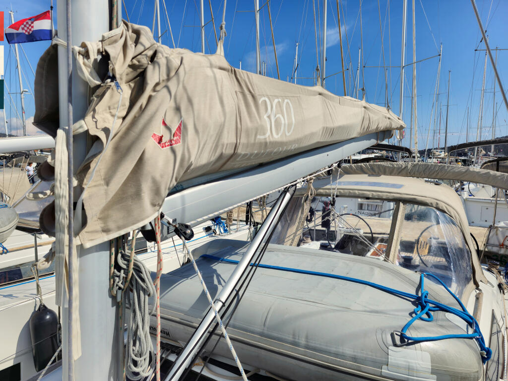 Sailing yacht 