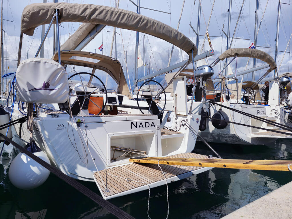 Sailing yacht 