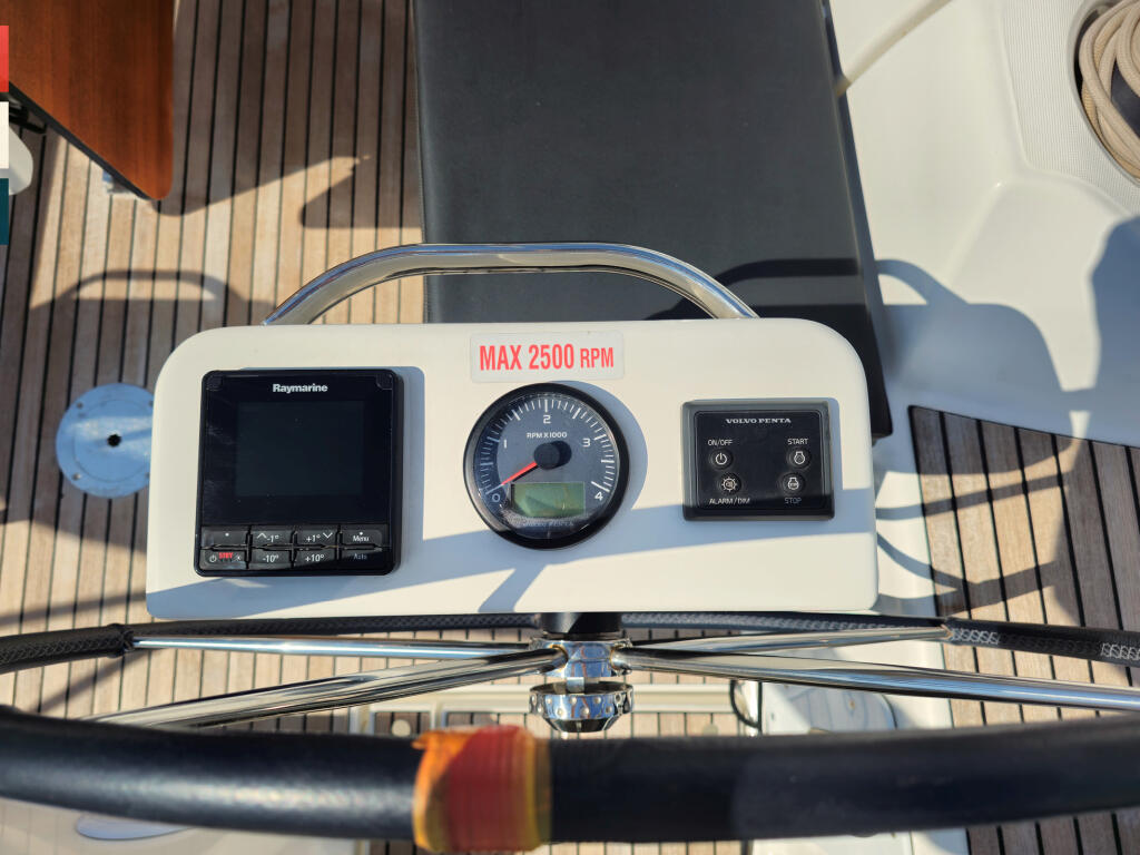 Sailing yacht 
