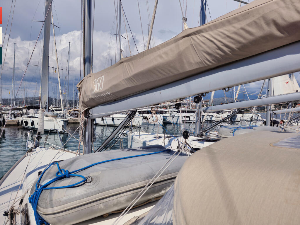Sailing yacht 