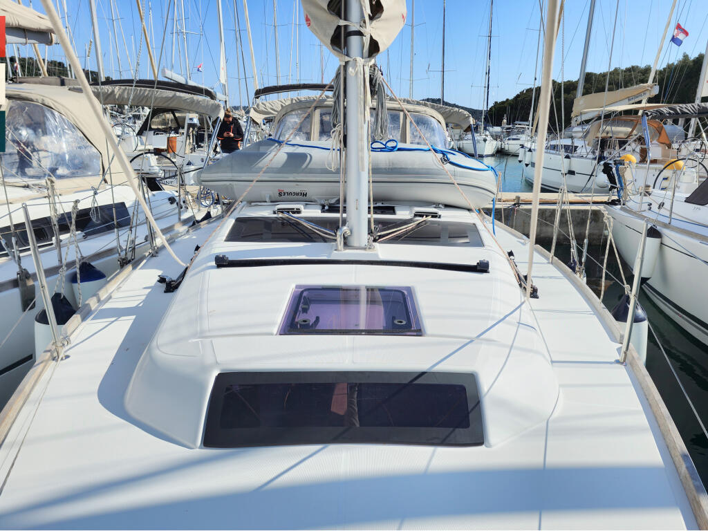 Sailing yacht 