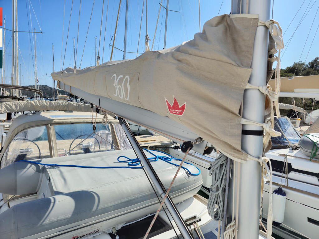 Sailing yacht 