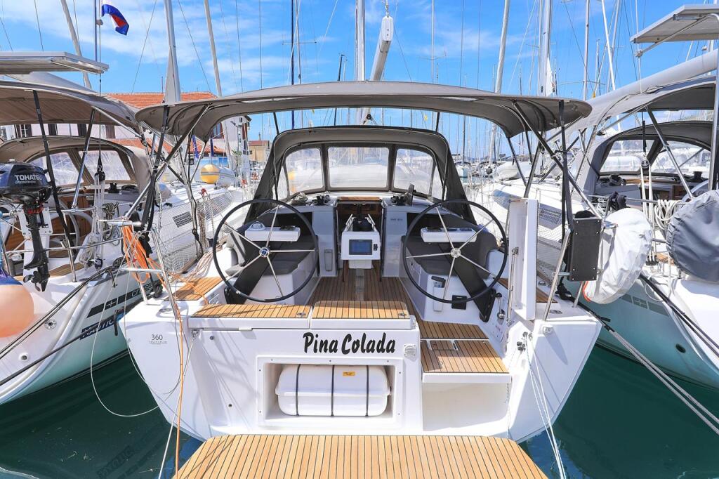 Sailing yacht 
