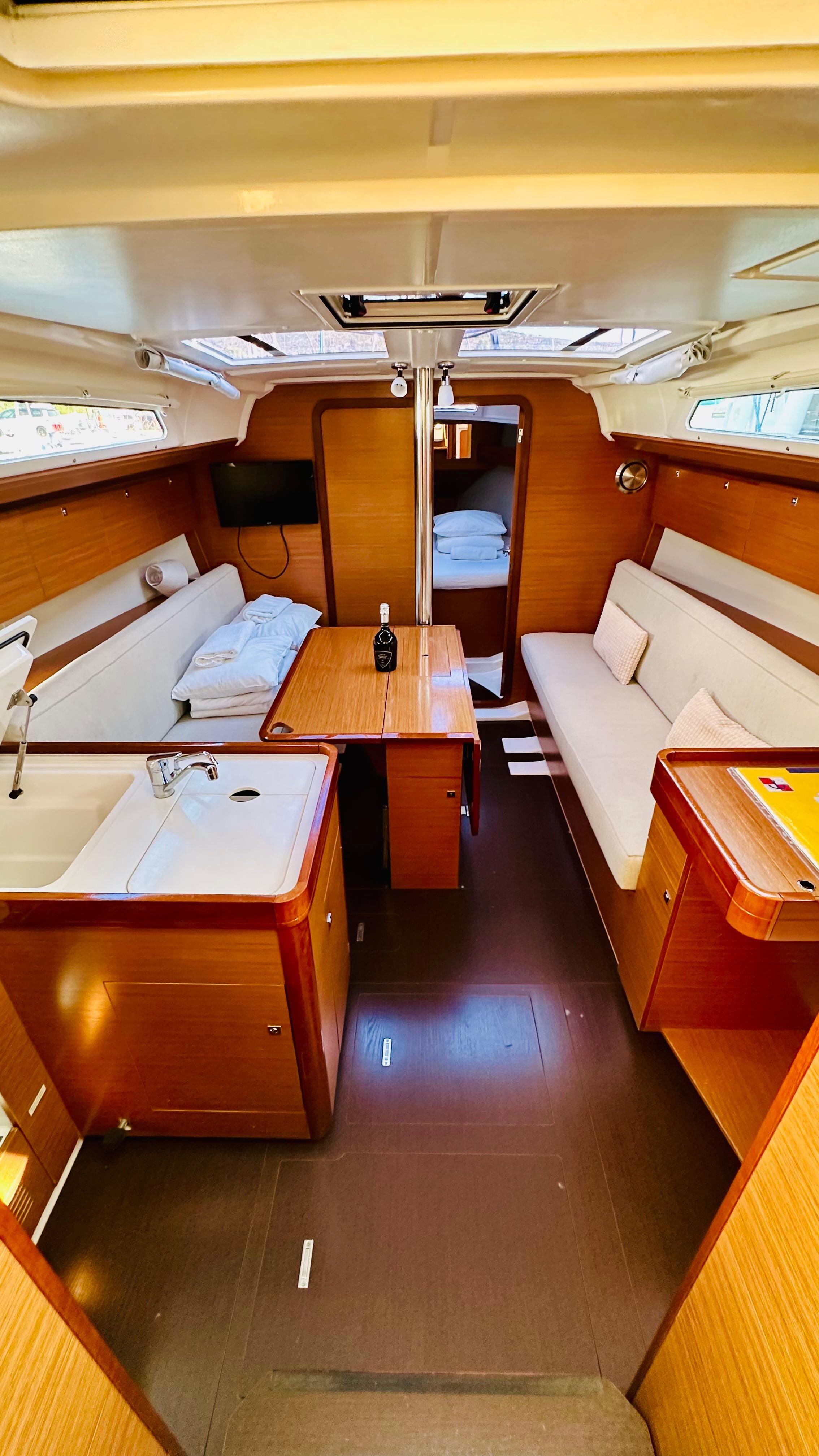 Sailing yacht 