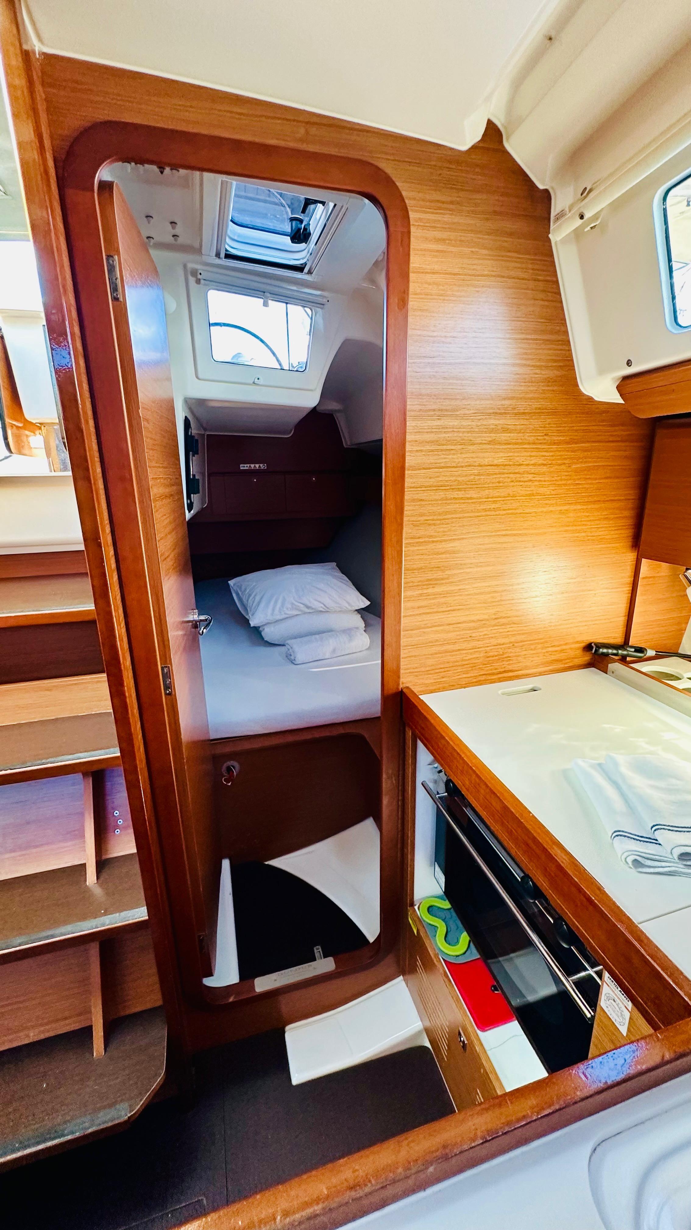 Sailing yacht 