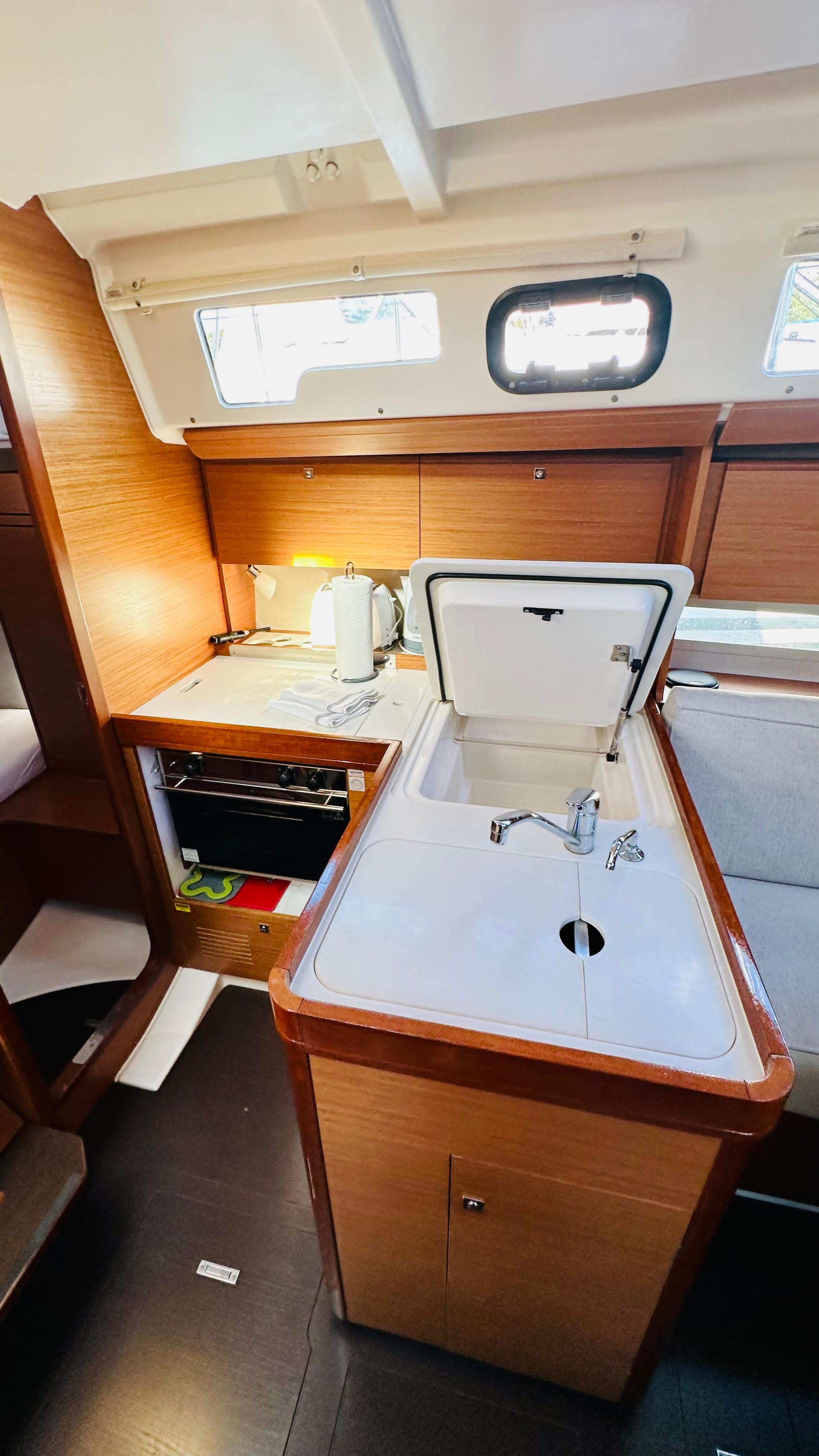 Sailing yacht 