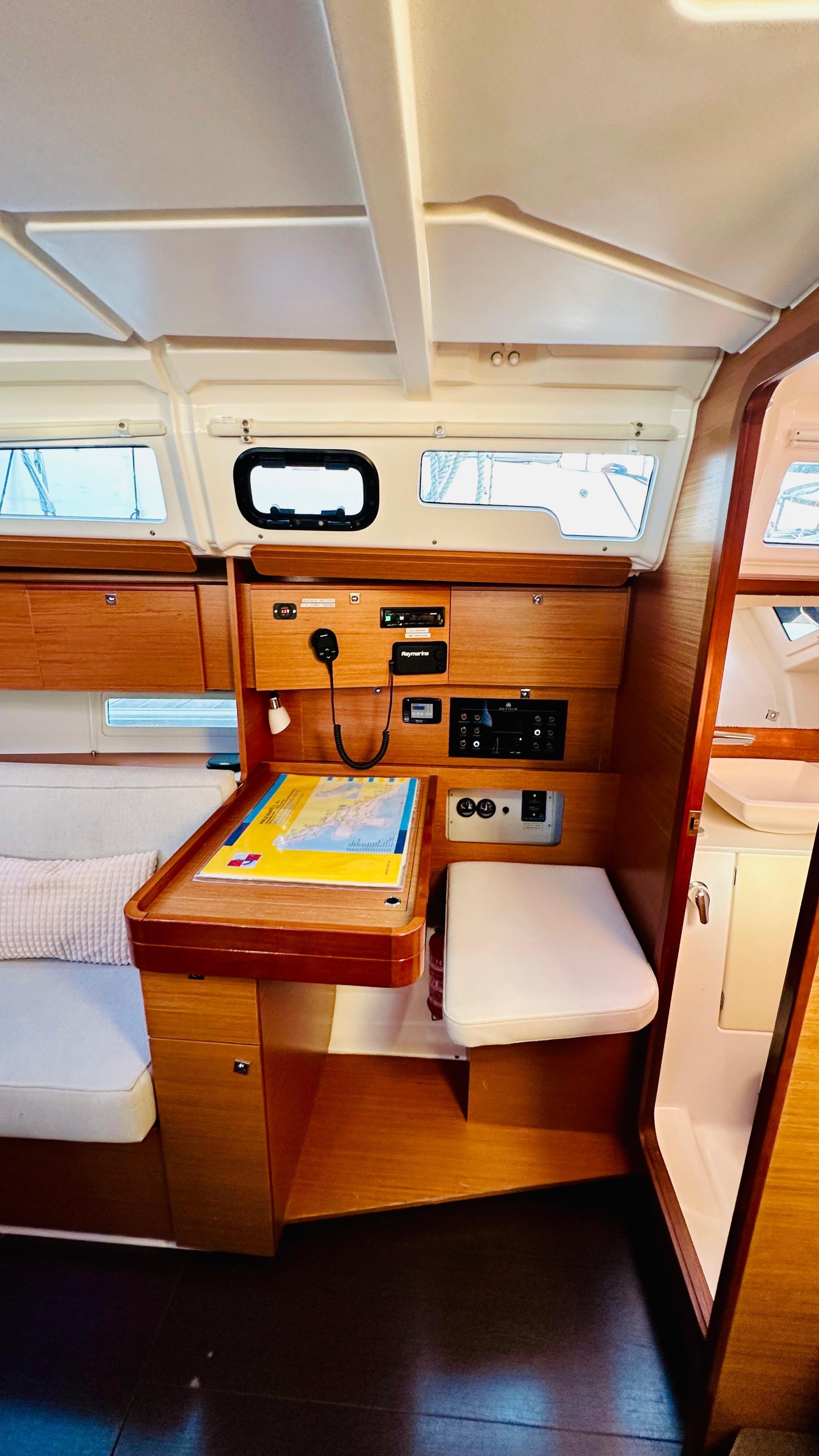 Sailing yacht 