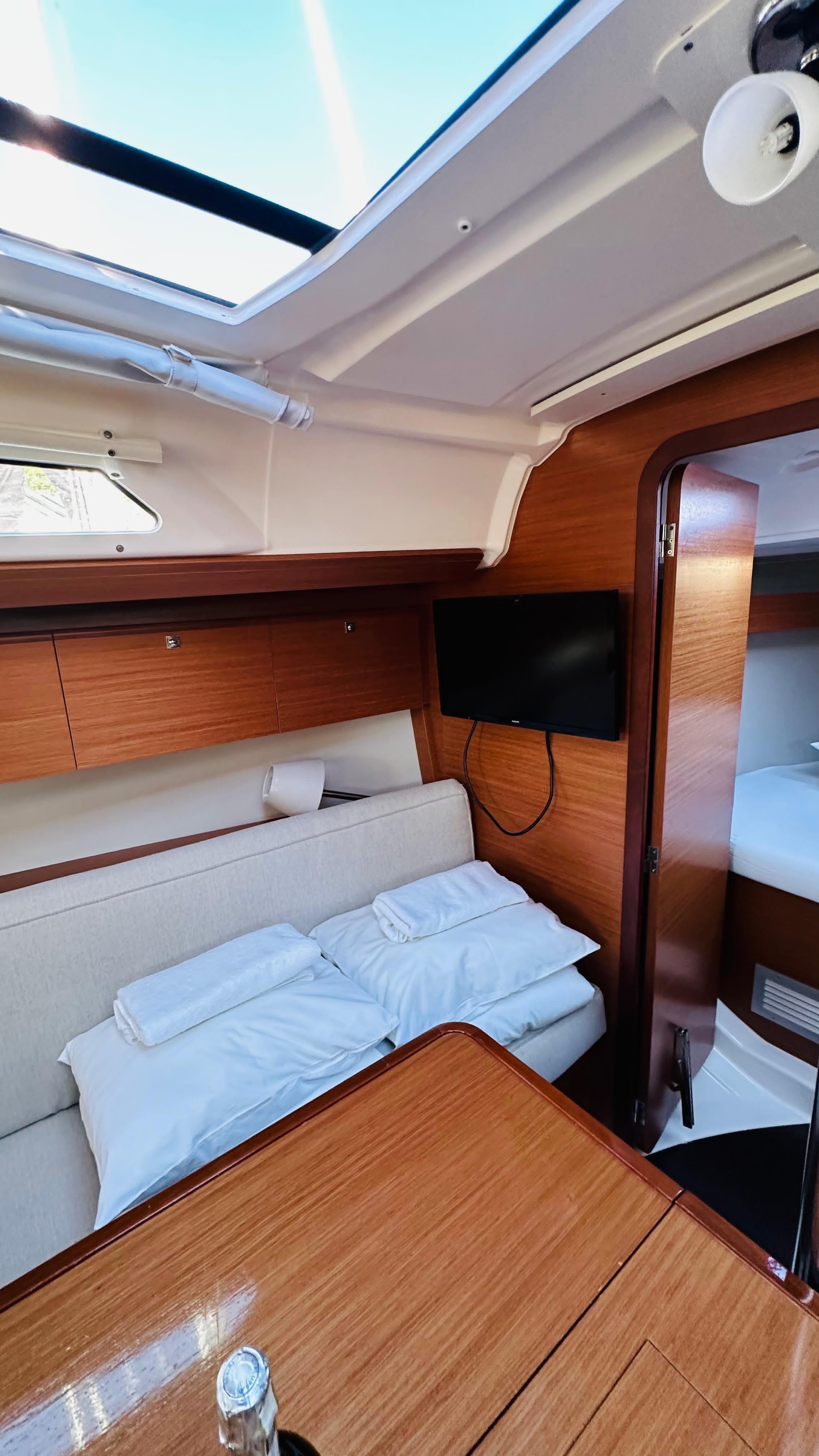Sailing yacht 