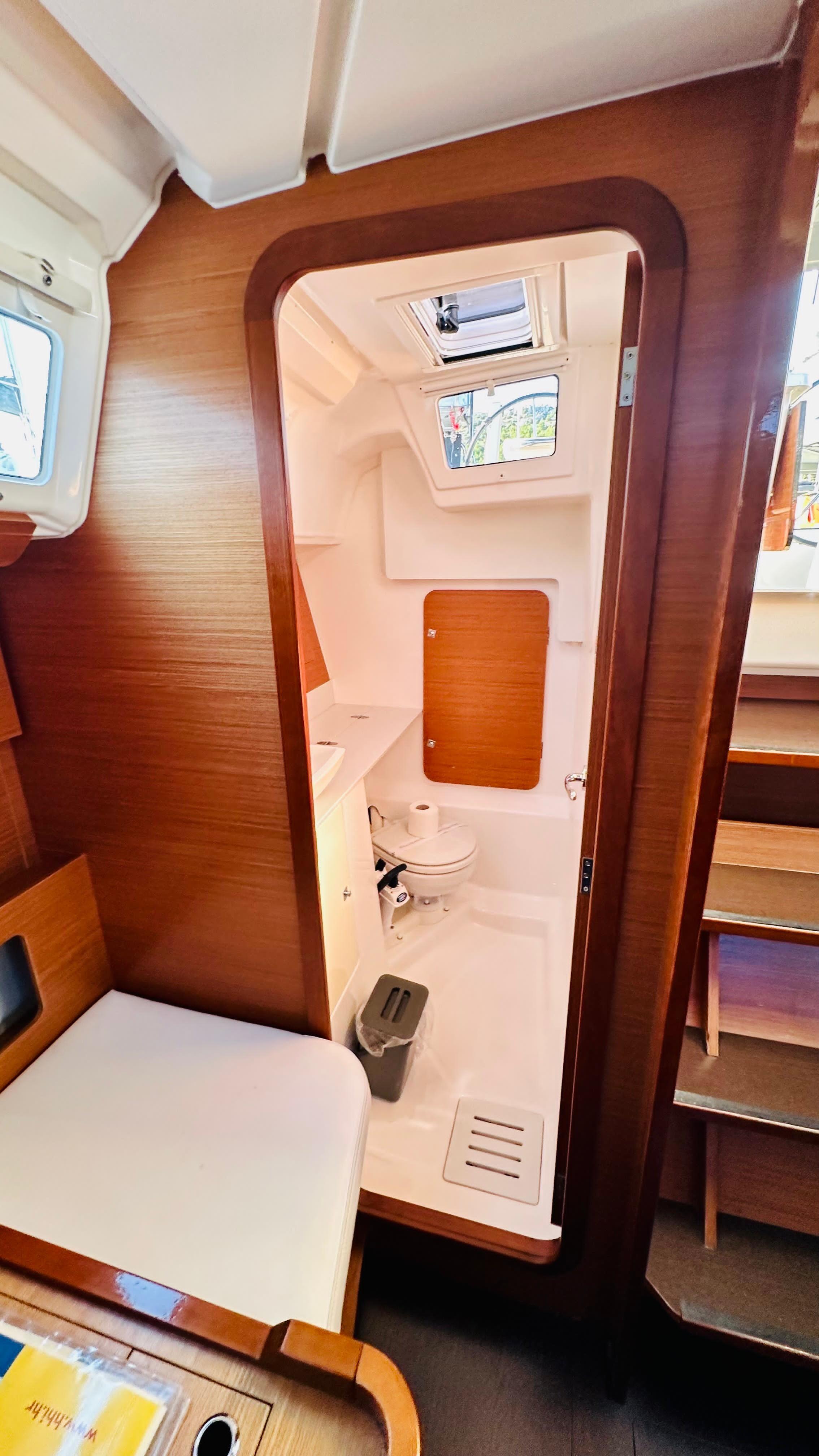 Sailing yacht 