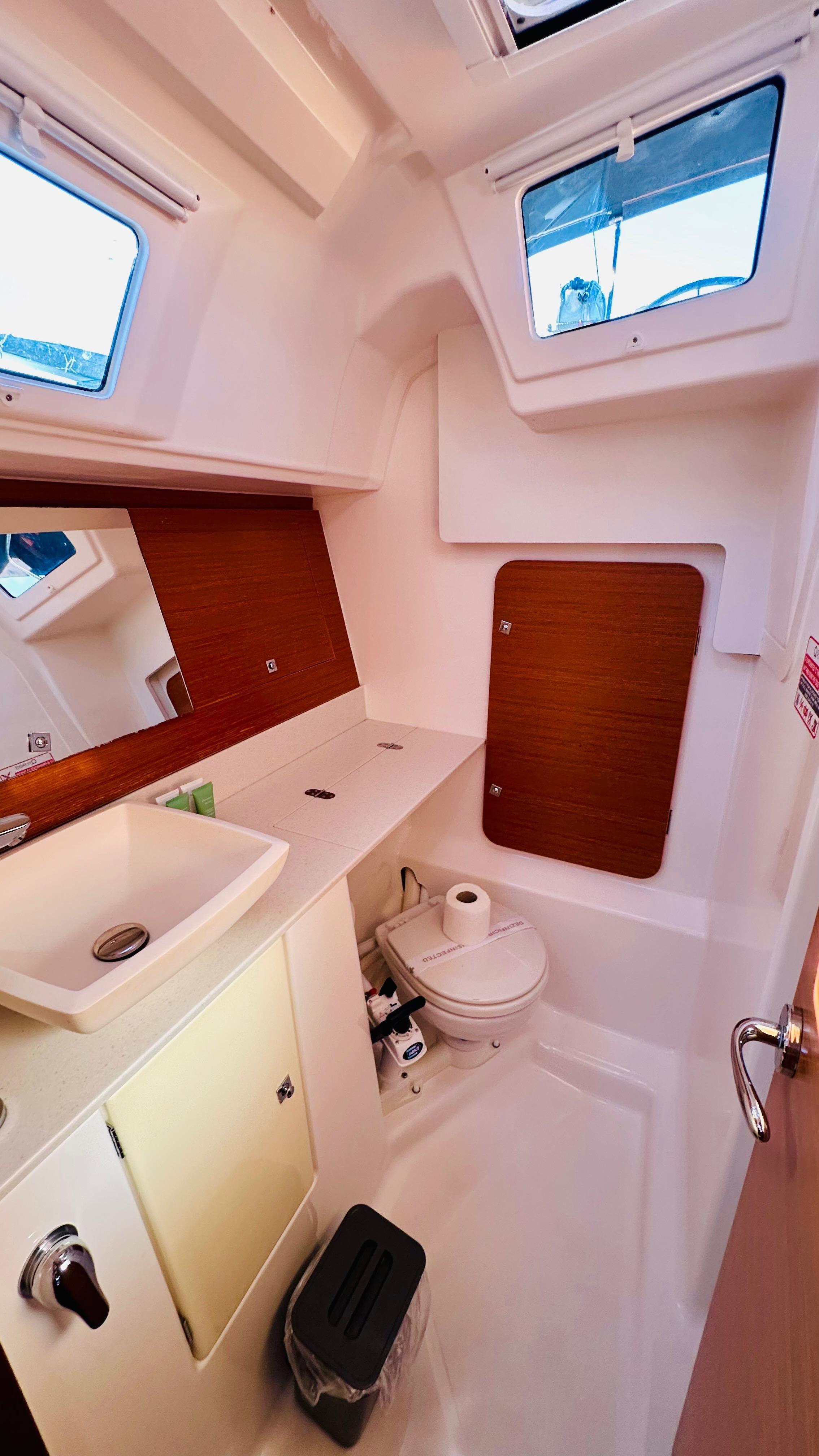 Sailing yacht 