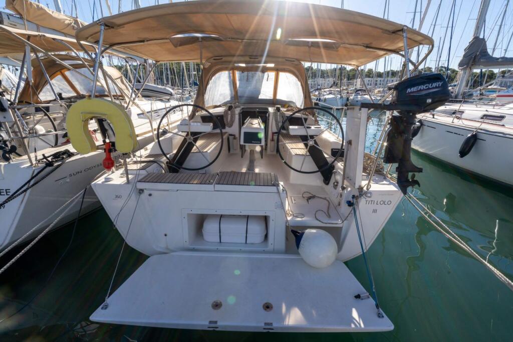 Sailing yacht 