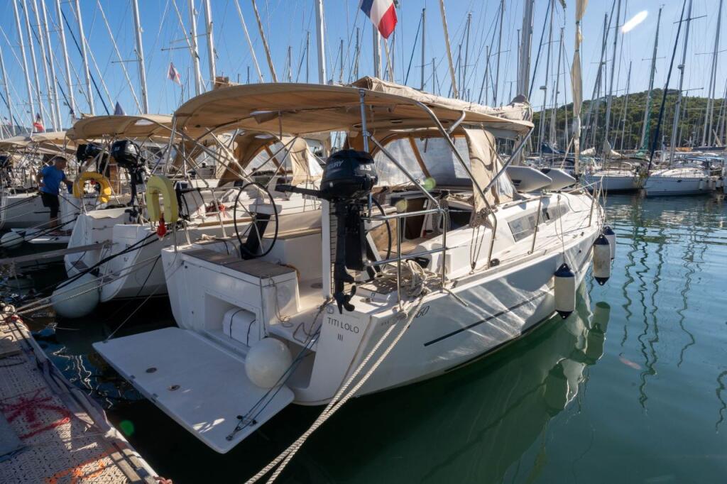Sailing yacht 