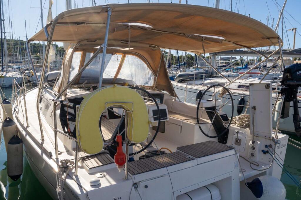 Sailing yacht 