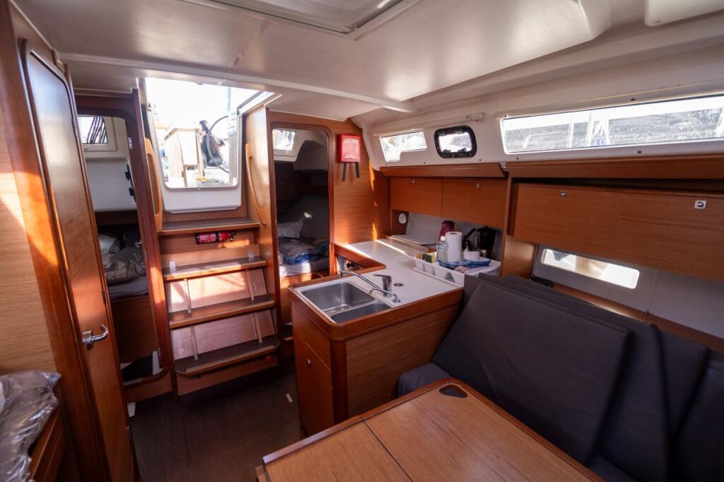 Sailing yacht 