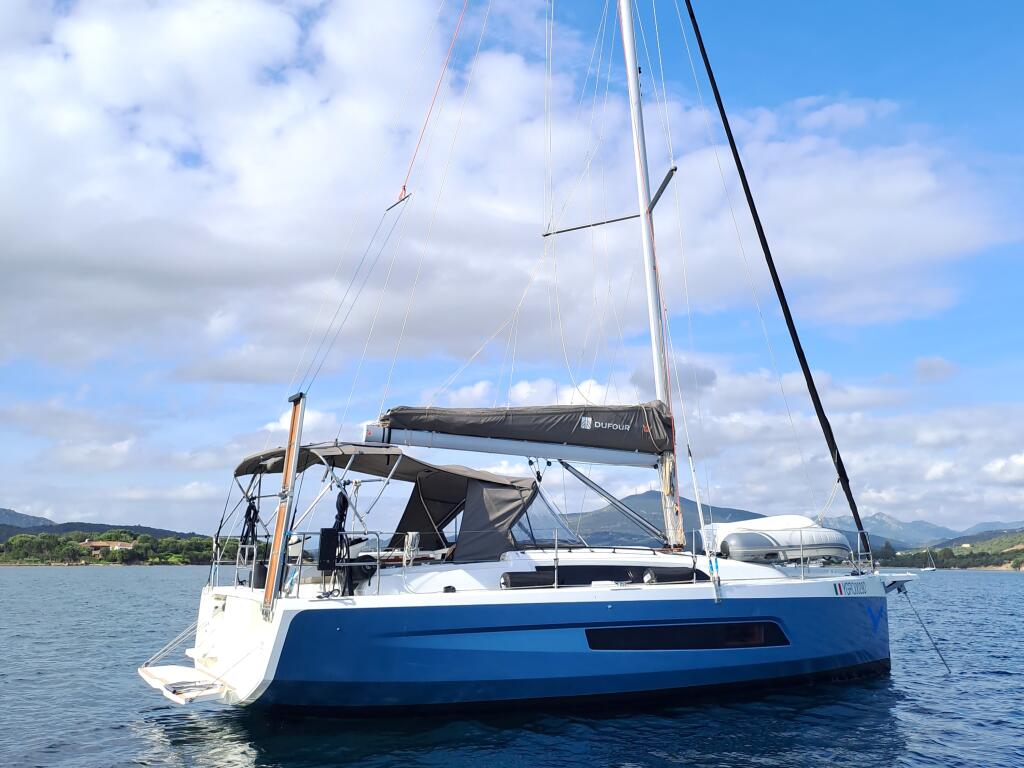 Sailing yacht 