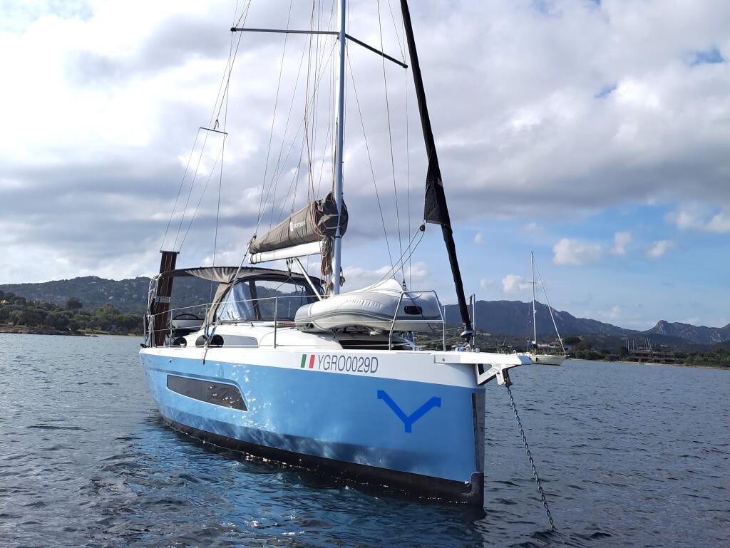 Sailing yacht 