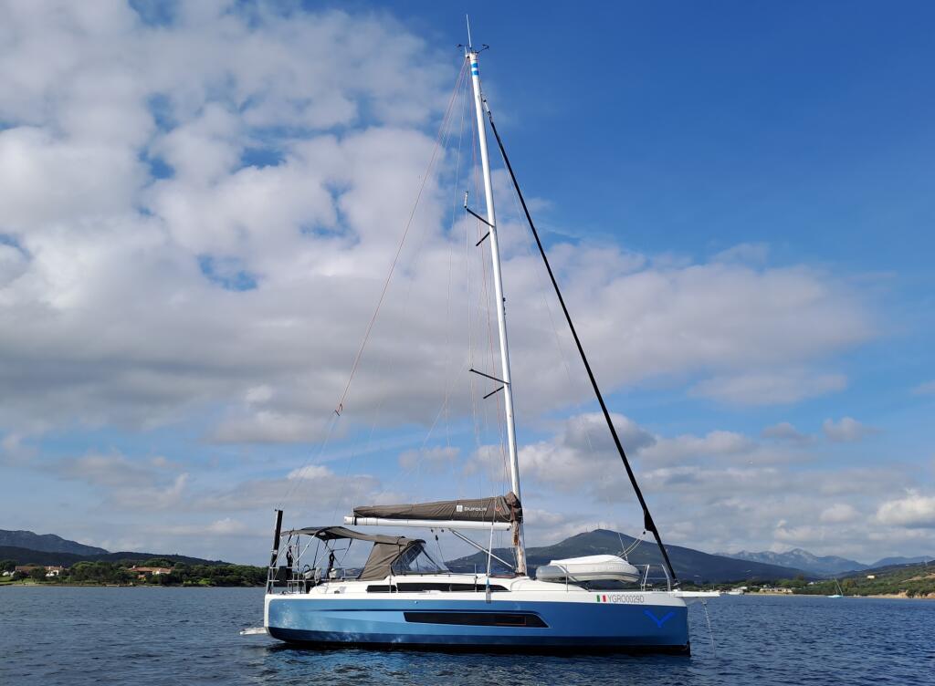 Sailing yacht 