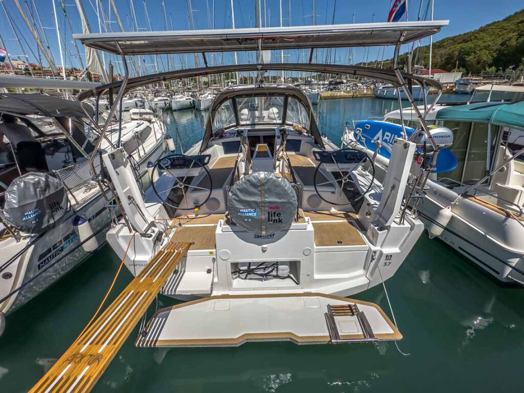 Sailing yacht 