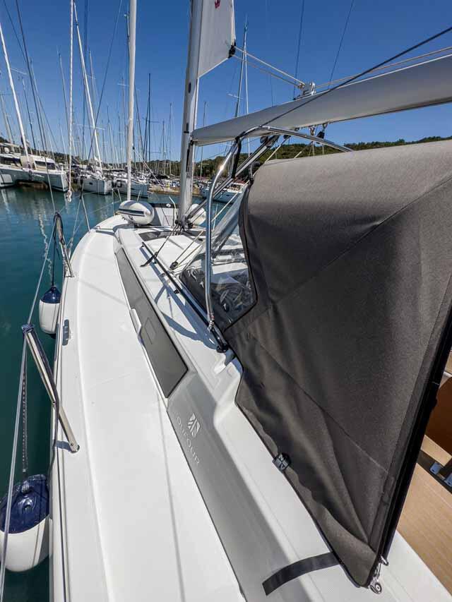 Sailing yacht 