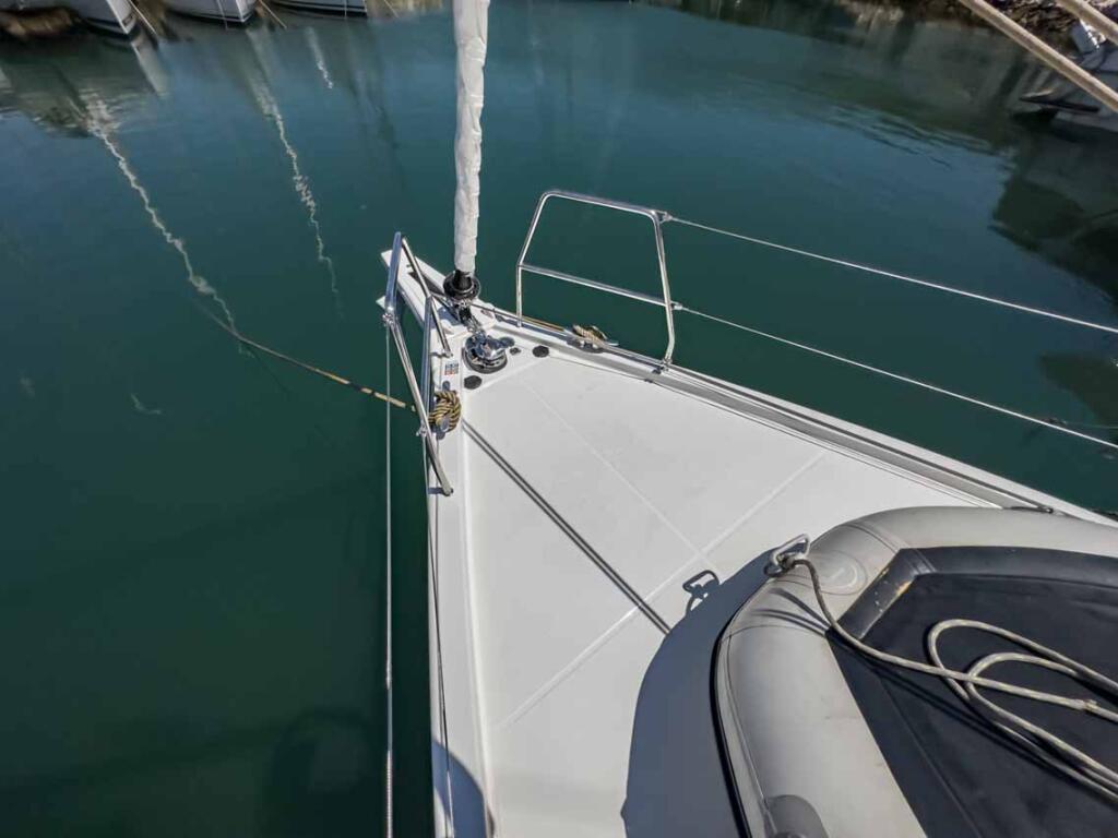 Sailing yacht 