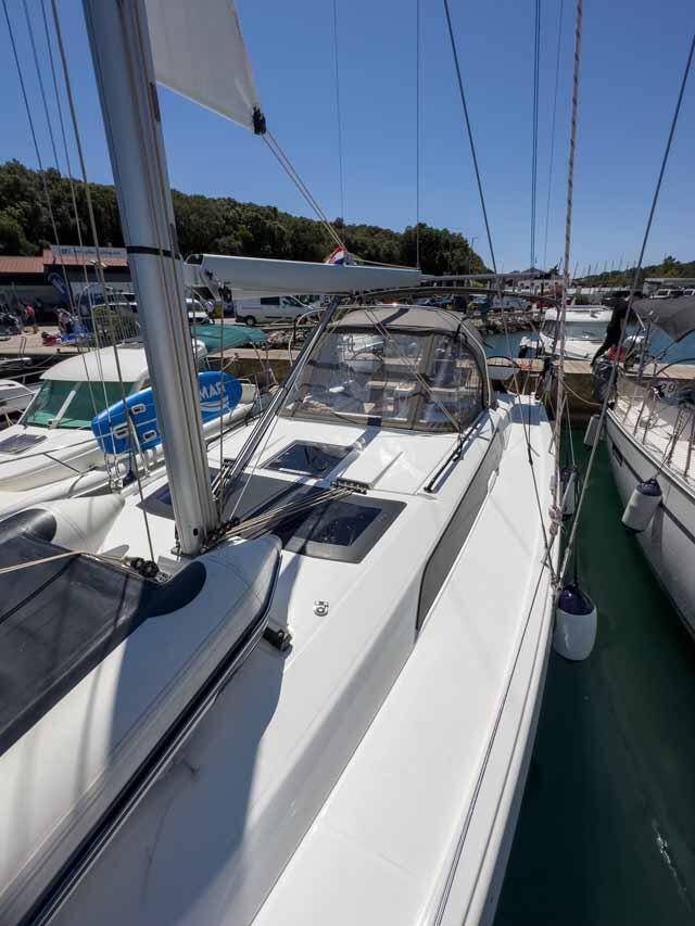 Sailing yacht 