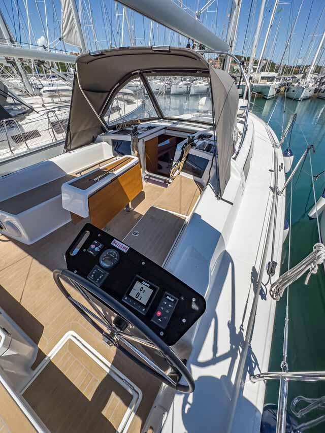 Sailing yacht 