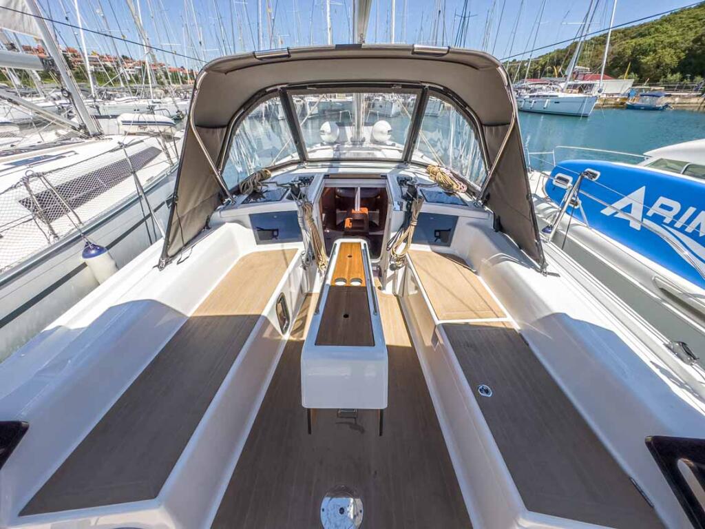 Sailing yacht 