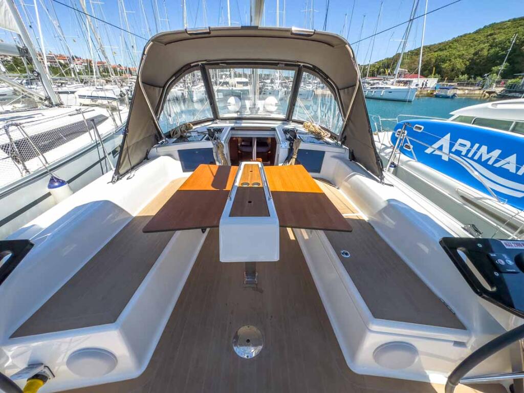 Sailing yacht 