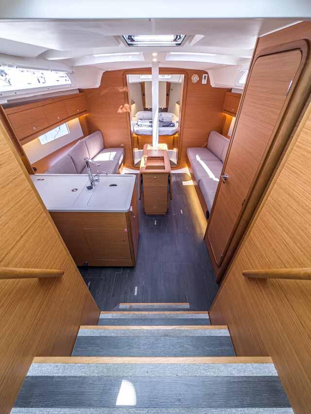 Sailing yacht 