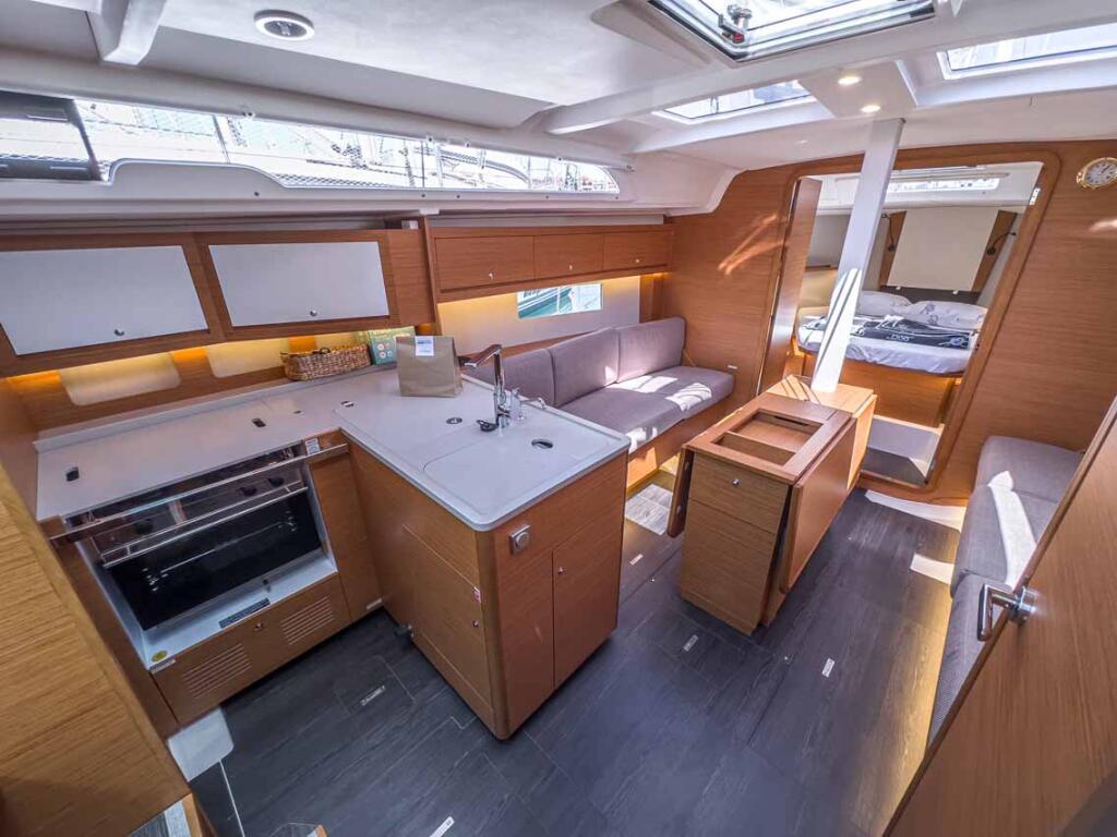 Sailing yacht 
