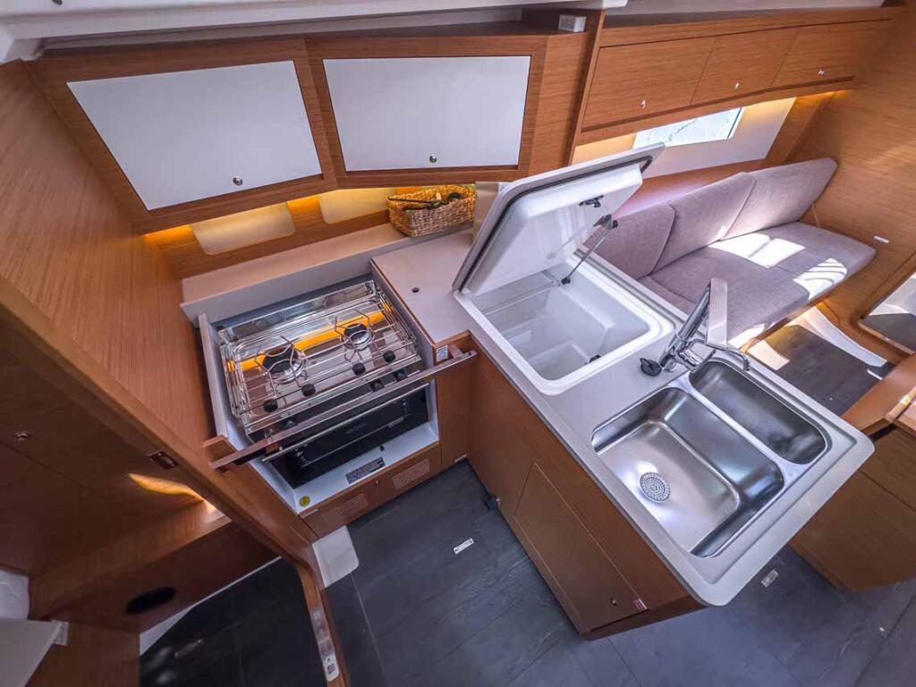 Sailing yacht 