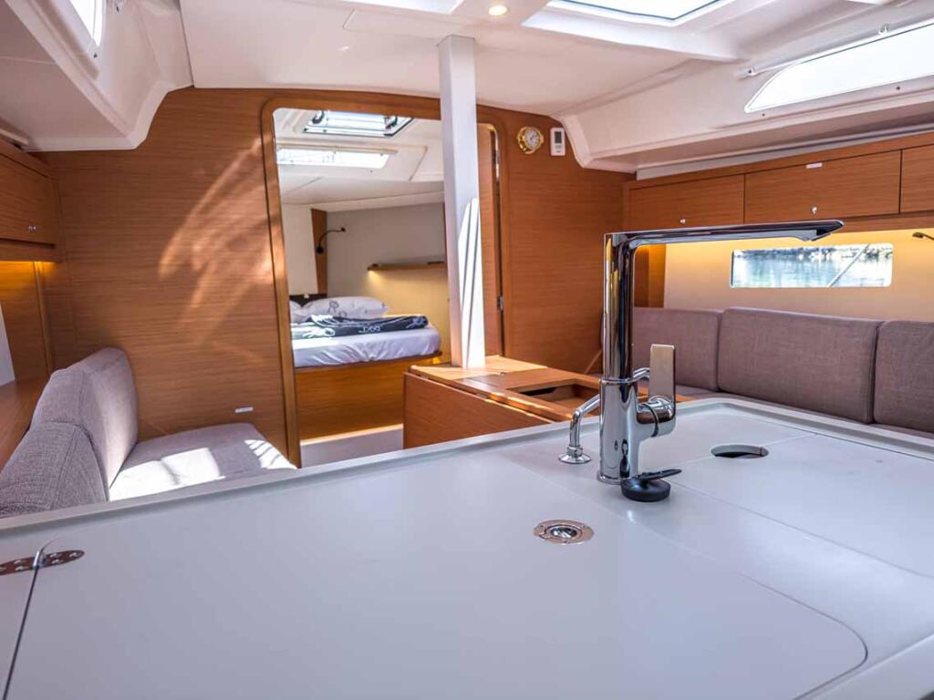 Sailing yacht 
